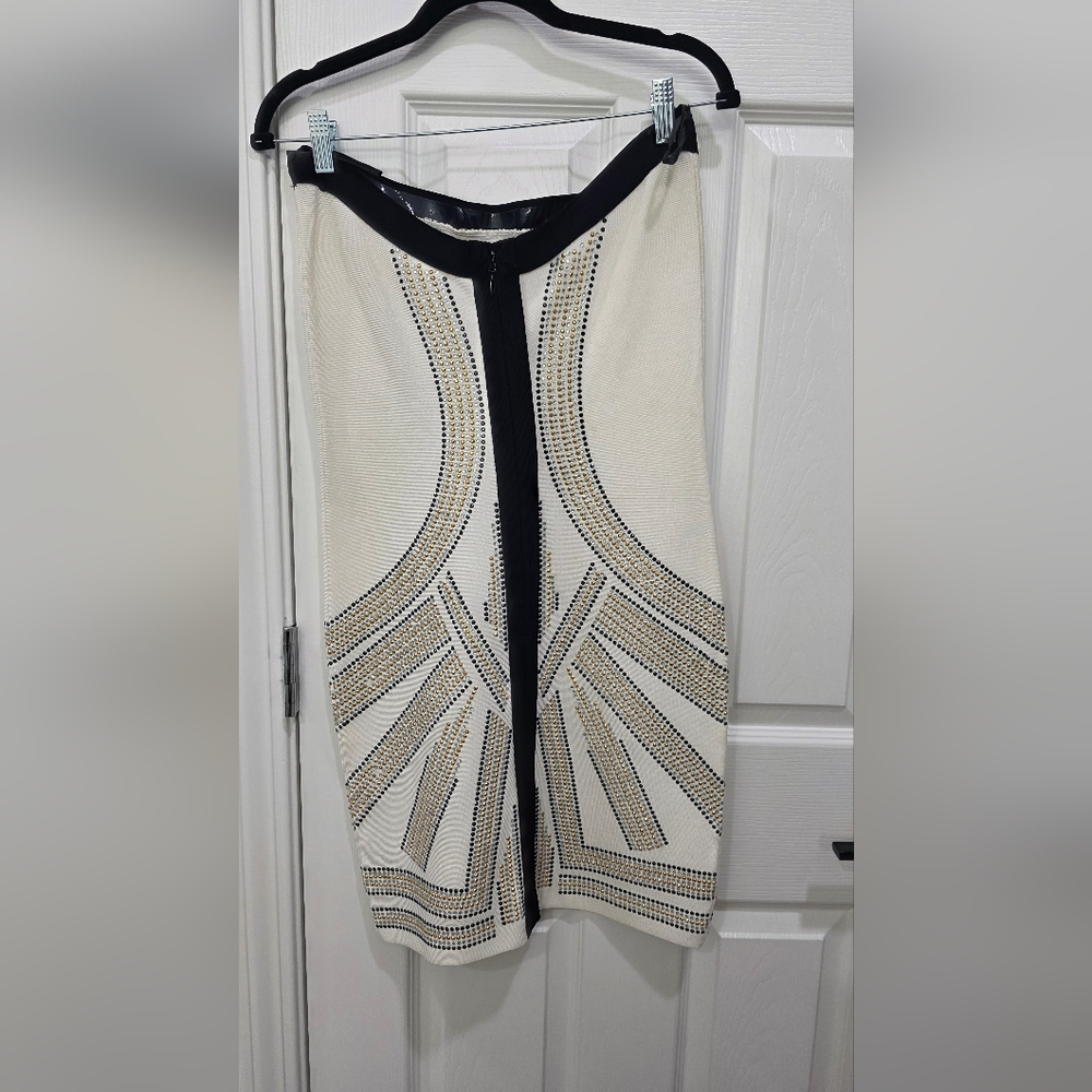 bebe Black and White Logo Apparel Tag - Picture 2 of 3